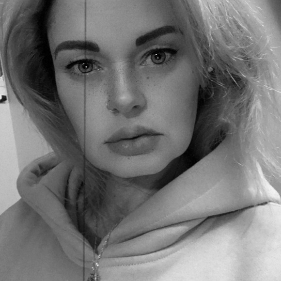 Meet your Posher, Heather - Picture 1 of 1